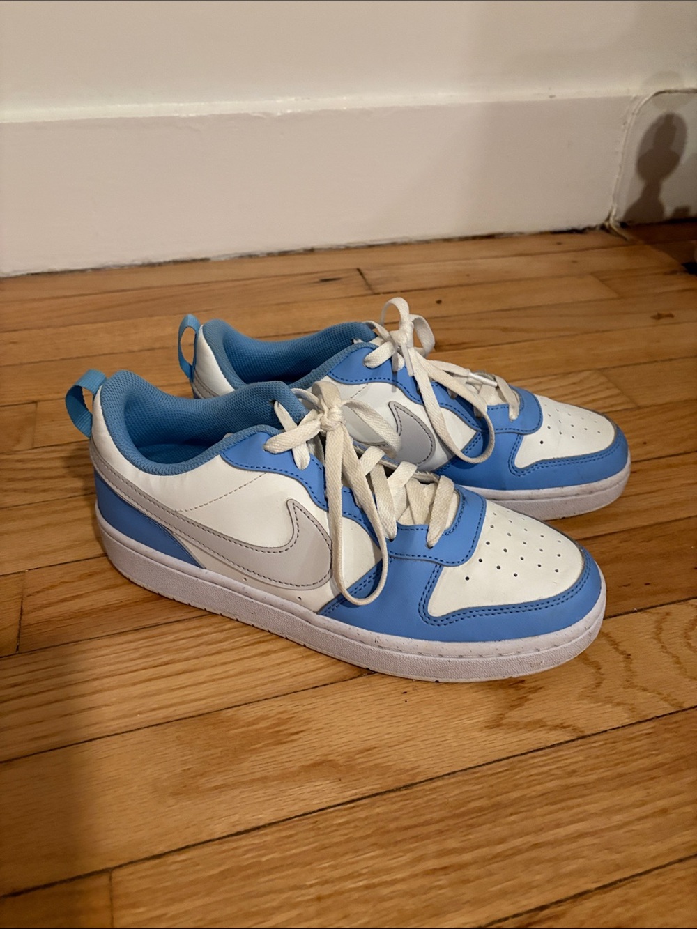 Nike Air Jorden 1 retro Kids Low-Top Sneakers in White and Light Blue